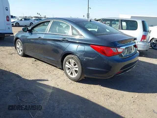 2013 Hyundai Sonata GLS z VIN 5NPEB4ACXDH810745, wystawiony jako IAAI lot #42257271 z przebiegiem 234 079 mil mil oraz . Historia ofert i sprzedaży dostępna na DreamBid. Obrazek 3.