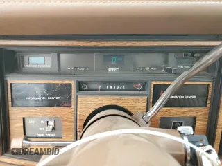 1984 Cadillac Eldorado z VIN 1G6AL5782EE603047, wystawiony jako Copart lot #76777394 z przebiegiem 33 384 mil mil oraz Tytuł czysty. Historia ofert i sprzedaży dostępna na DreamBid. Obrazek 9.