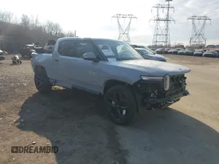 2025 Rivian R1T Adventure z VIN 7FCTGBAAXSN035740, wystawiony jako IAAI lot #41728515 z przebiegiem 3773 mil mil oraz . Historia ofert i sprzedaży dostępna na DreamBid. Obrazek 1.