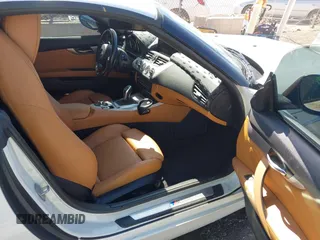 2015 BMW Z4 sDrive28i z VIN WBALL5C53FP557183, wystawiony jako IAAI lot #42145557 z przebiegiem 123 319 mil mil oraz . Historia ofert i sprzedaży dostępna na DreamBid. Obrazek 5.