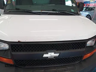 2015 Chevrolet Express Cargo z VIN 1GCWGFCF2F1160764, wystawiony jako IAAI lot #42566615 z przebiegiem 232 493 mil mil oraz . Historia ofert i sprzedaży dostępna na DreamBid. Obrazek 17.