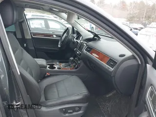 2012 Volkswagen Touareg Sport z VIN WVGEF9BP4CD008517, wystawiony jako IAAI lot #41386971 z przebiegiem 179 306 mil mil oraz . Historia ofert i sprzedaży dostępna na DreamBid. Obrazek 5.