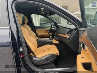 2017 Volvo XC90 Inscription with VIN YV4A22PL5H1131633, listed as a IAAI auction lot 42033784 with 192,154 mi miles. Bid and sale history available at carsss.com. Image 5.
