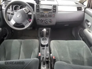 2011 Nissan Versa S z VIN 3N1BC1CP0BL369254, wystawiony jako Copart lot #51347595 z przebiegiem 131 860 mil mil oraz Szkoda całkowita • Salvage title. Historia ofert i sprzedaży dostępna na DreamBid. Obrazek 8.
