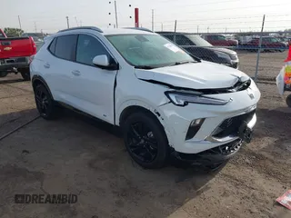 2025 Buick Encore GX Sport Touring с VIN KL4AMDSL4SB011771, выставлен на аукционе IAAI как лот 41718956 с пробегом 15 720 миль миль и . История ставок и продаж доступна на DreamBid. Изображение 1.