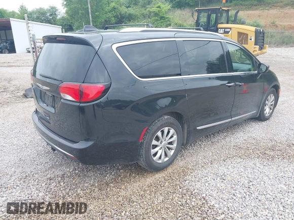 2018 Chrysler Pacifica Touring L z VIN 2C4RC1BG8JR262158, wystawiony jako IAAI lot #42182431 z przebiegiem 65 890 mil mil oraz . Historia ofert i sprzedaży dostępna na DreamBid. Obrazek 4.