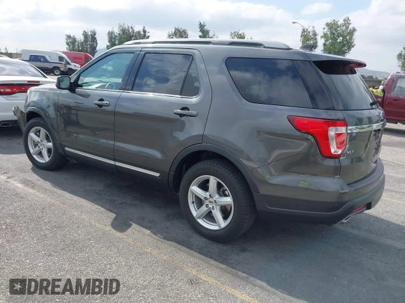2018 Ford Explorer XLT z VIN 1FM5K7D82JGB56585, wystawiony jako IAAI lot #42129728 z przebiegiem 39 007 mil mil oraz . Historia ofert i sprzedaży dostępna na DreamBid. Obrazek 3.