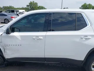 2020 Chevrolet Traverse LS z VIN 1GNERFKW4LJ314465, wystawiony jako IAAI lot #42030246 z przebiegiem 51 800 mil mil oraz . Historia ofert i sprzedaży dostępna na DreamBid. Obrazek 14.