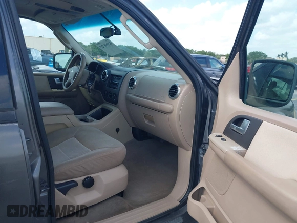 2003 Ford Expedition Special Service with VIN 1FMRU15W13LA15281, listed as a IAAI auction lot 42060325 with 143,869 mi miles. Bid and sale history available at carsss.com. Image 5.