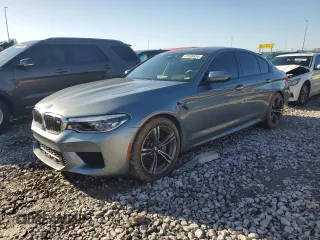 2018 BMW M5 z VIN WBSJF0C5XJB282477, wystawiony jako Copart lot #85106854 z przebiegiem 60 478 mil mil oraz Szkody całkowita. Historia ofert i sprzedaży dostępna na DreamBid. Obrazek 1.