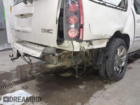 2011 GMC Yukon XL Denali with VIN 1GKS2MEF9BR221784, listed as a IAAI auction lot 41526723 with 207,632 mi miles. Bid and sale history available at carsss.com. Image 6.