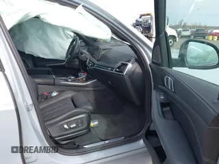 2024 BMW X5 xDrive40i z VIN 5UX23EU06R9U85520, wystawiony jako IAAI lot #41785217 z przebiegiem Nie podano mil oraz . Historia ofert i sprzedaży dostępna na DreamBid. Obrazek 5.