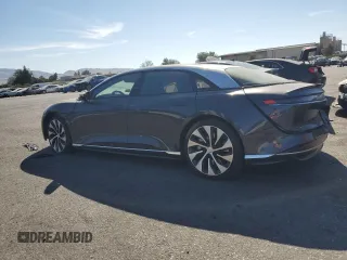 2022 Lucid Air Grand Touring z VIN 50EA1GBA2NA002586, wystawiony jako Copart lot #70090374 z przebiegiem Nie podano mil oraz Szkody całkowita. Historia ofert i sprzedaży dostępna na DreamBid. Obrazek 2.