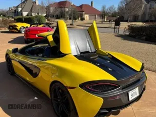 2018 McLaren 570S z VIN SBM13FAA2JW004563, wystawiony jako Copart lot #51371545 z przebiegiem 20 602 mil mil oraz Tytuł czysty. Historia ofert i sprzedaży dostępna na DreamBid. Obrazek 3.