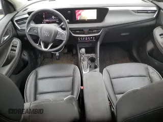2024 Buick Encore GX Avenir z VIN KL4AMFSL2RB005604, wystawiony jako Copart lot #47529285 z przebiegiem 8 032 mil mil oraz Szkoda całkowita • Salvage title. Historia ofert i sprzedaży dostępna na DreamBid. Obrazek 8.