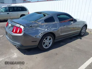 2011 Ford Mustang V6 z VIN 1ZVBP8AMXB5105751, wystawiony jako IAAI lot #42104899 z przebiegiem 70 178 mil mil oraz . Historia ofert i sprzedaży dostępna na DreamBid. Obrazek 4.