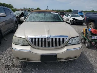 2003 Lincoln Town Car Cartier z VIN 1LNHM83W33Y690270, wystawiony jako Copart lot #51682235 z przebiegiem 118 355 mil mil oraz Szkoda całkowita • Salvage title. Historia ofert i sprzedaży dostępna na DreamBid. Obrazek 5.