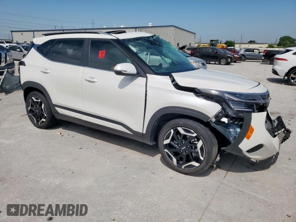2024 Kia Seltos SX z VIN KNDETCA77R7492881, wystawiony jako Copart lot #56945705 z przebiegiem 22 866 mil mil oraz Szkoda całkowita • Salvage title. Historia ofert i sprzedaży dostępna na DreamBid. Obrazek 4.