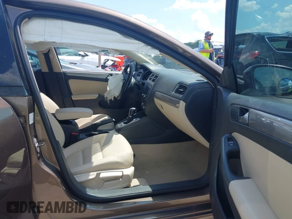 2015 Volkswagen Jetta SE with VIN 3VWD07AJ0FM214295, listed as a IAAI auction lot 42593549 with 62,720 mi miles and . Bid and sale history available at DreamBid. Image 5.