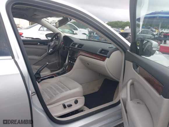 2013 Volkswagen Passat SEL Premium with VIN 1VWCM7A30DC001492, listed as a IAAI auction lot 41981749 with 1 mi miles. Bid and sale history available at carsss.com. Image 5.