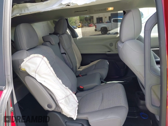 2024 Toyota Sienna LE with VIN 5TDKRKEC4RS188352, listed as a IAAI auction lot 42002909 with 28,307 mi miles. Bid and sale history available at carsss.com. Image 8.