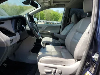 2018 Toyota Sienna XLE Auto Access Seat z VIN 5TDYZ3DC1JS962837, wystawiony jako Copart lot #54795435 z przebiegiem 122 282 mil mil oraz Nie do naprawy • Non repairable. Historia ofert i sprzedaży dostępna na DreamBid. Obrazek 7.