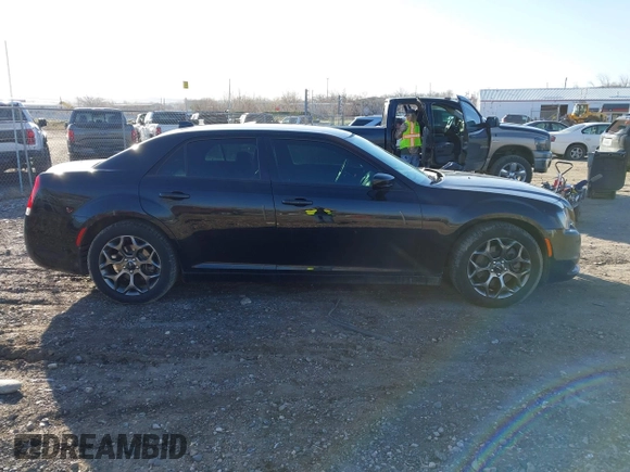 2017 Chrysler 300 S z VIN 2C3CCAGG1HH518935, wystawiony jako IAAI lot #41957362 z przebiegiem 102 454 mil mil oraz . Historia ofert i sprzedaży dostępna na DreamBid. Obrazek 14.