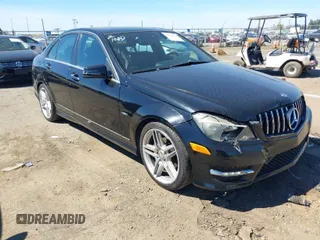 2012 Mercedes-Benz C 250 Sport z VIN WDDGF4HB4CA648004, wystawiony jako IAAI lot #41891519 z przebiegiem 108 076 mil mil oraz . Historia ofert i sprzedaży dostępna na DreamBid. Obrazek 1.