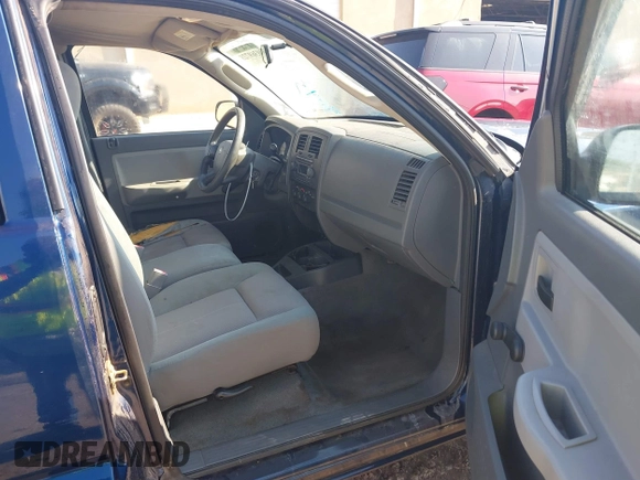 2005 Dodge Dakota z VIN 1D7HW22N05S254041, wystawiony jako IAAI lot #40369728 z przebiegiem 152 520 mil mil oraz . Historia ofert i sprzedaży dostępna na DreamBid. Obrazek 5.
