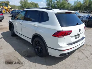 2023 Volkswagen Tiguan SE R-Line Black z VIN 3VVCB7AX3PM115373, wystawiony jako IAAI lot #42257944 z przebiegiem 22 316 mil mil oraz . Historia ofert i sprzedaży dostępna na DreamBid. Obrazek 3.