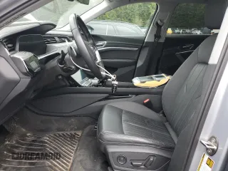 2022 Audi e-tron Premium z VIN WA1AAAGE8NB005235, wystawiony jako Copart lot #57621195 z przebiegiem 40 970 mil mil oraz Czysty tytuł • Clean title. Historia ofert i sprzedaży dostępna na DreamBid. Obrazek 7.