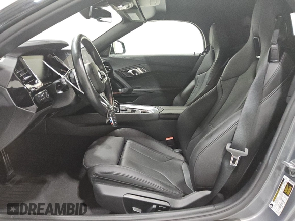 2025 BMW Z4 sDrive30i z VIN WBAHF3C04SWY38592, wystawiony jako Copart lot #55865365 z przebiegiem 11 980 mil mil oraz Tytuł czysty. Historia ofert i sprzedaży dostępna na DreamBid. Obrazek 7.
