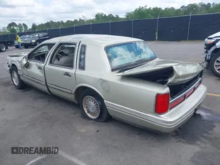 1997 Lincoln Town Car Signature z VIN 1LNLM82W3VY746254, wystawiony jako IAAI lot #42144893 z przebiegiem 97 834 mil mil oraz . Historia ofert i sprzedaży dostępna na DreamBid. Obrazek 3.