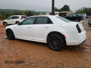 2020 Chrysler 300 S z VIN 2C3CCABT6LH249960, wystawiony jako Copart lot #49432224 z przebiegiem 65 453 mil mil oraz Szkody całkowita. Historia ofert i sprzedaży dostępna na DreamBid. Obrazek 2.