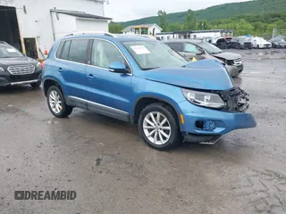 2017 Volkswagen Tiguan Wolfsburg Edition z VIN WVGSV7AX7HK007652, wystawiony jako IAAI lot #42334750 z przebiegiem 62 177 mil mil oraz . Historia ofert i sprzedaży dostępna na DreamBid. Obrazek 1.