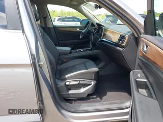 2024 Volkswagen Atlas SE with VIN 1V2HR2CA4RC577309, listed as a IAAI auction lot 42107825 with 25,694 mi miles and . Bid and sale history available at DreamBid. Image 5.