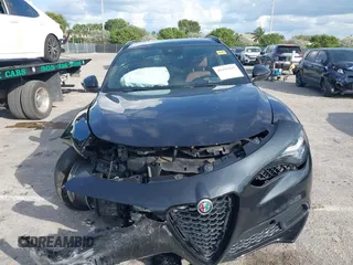 2024 Alfa Romeo Stelvio Veloce z VIN ZASPAKBN7R7D70471, wystawiony jako IAAI lot #41231215 z przebiegiem 30 393 mil mil oraz . Historia ofert i sprzedaży dostępna na DreamBid. Obrazek 12.