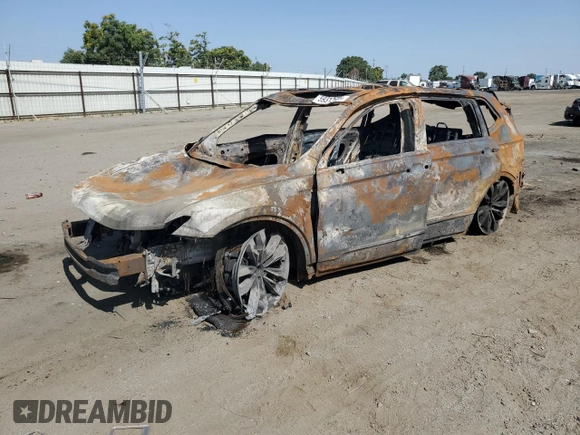 2021 Volkswagen Tiguan SE z VIN 3VV3B7AX0MM127301, wystawiony jako Copart lot #59312925 z przebiegiem Nie podano mil oraz Nie do naprawy • Non repairable. Historia ofert i sprzedaży dostępna na DreamBid. Obrazek 1.