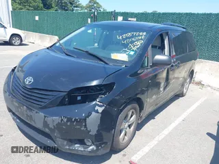 2012 Toyota Sienna LE AAS z VIN 5TDKK3DC1CS254827, wystawiony jako IAAI lot #42557288 z przebiegiem 244 368 mil mil oraz . Historia ofert i sprzedaży dostępna na DreamBid. Obrazek 2.