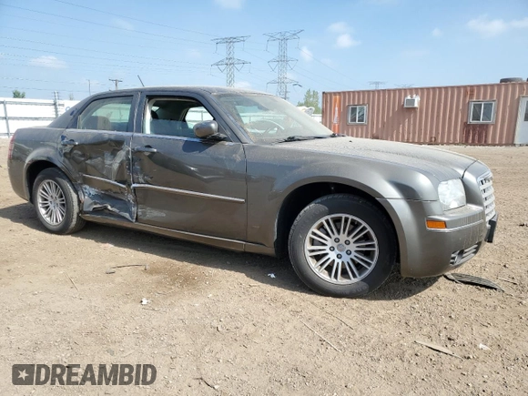 2008 Chrysler 300 Touring z VIN 2C3KA53G48H105566, wystawiony jako Copart lot #56949195 z przebiegiem 89 630 mil mil oraz Szkoda całkowita • Salvage title. Historia ofert i sprzedaży dostępna na DreamBid. Obrazek 4.
