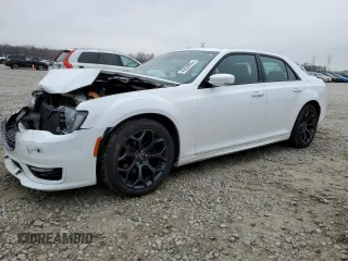 2020 Chrysler 300 S z VIN 2C3CCABG0LH175504, wystawiony jako Copart lot #43638855 z przebiegiem 73 035 mil mil oraz Szkody całkowita. Historia ofert i sprzedaży dostępna na DreamBid. Obrazek 1.