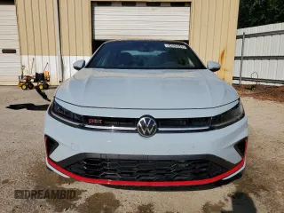 2025 Volkswagen Jetta GLI Autobahn z VIN 3VW2T7BU0SM066361, wystawiony jako Copart lot #54526545 z przebiegiem 1942 mil mil oraz Szkody całkowita. Historia ofert i sprzedaży dostępna na DreamBid. Obrazek 5.