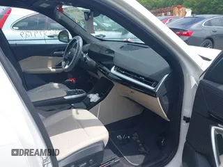 2023 BMW X1 xDrive28i с VIN WBX73EF06P5W91223, выставлен на аукционе IAAI как лот 42379129 с пробегом 9 982 миль миль и . История ставок и продаж доступна на DreamBid. Изображение 5.
