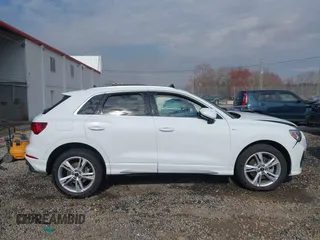 2024 Audi Q3 S line Premium z VIN WA1DECF3XR1108195, wystawiony jako IAAI lot #41833728 z przebiegiem Nie podano mil oraz . Historia ofert i sprzedaży dostępna na DreamBid. Obrazek 14.