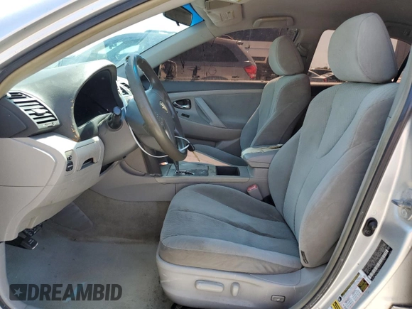 2008 Toyota Camry LE z VIN 4T1BK46KX8U063917, wystawiony jako Copart lot #52848205 z przebiegiem 168 993 mil mil oraz Czysty tytuł • Clean title. Historia ofert i sprzedaży dostępna na DreamBid. Obrazek 7.