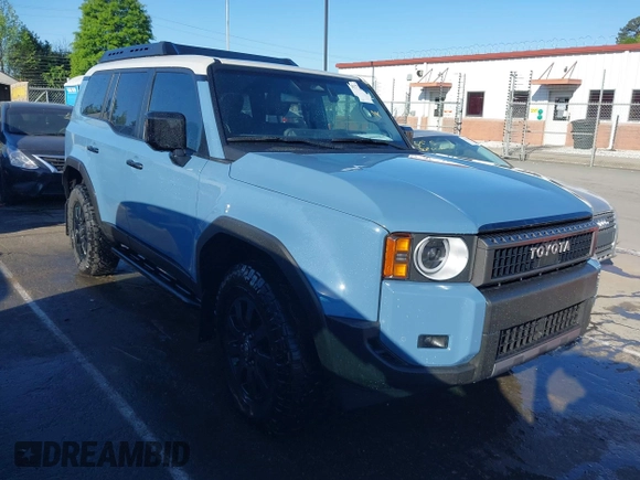 2024 Toyota Land Cruiser z VIN JTEABFAJ7RK003144, wystawiony jako IAAI lot #42040885 z przebiegiem 4 749 mil mil oraz . Historia ofert i sprzedaży dostępna na DreamBid. Obrazek 1.