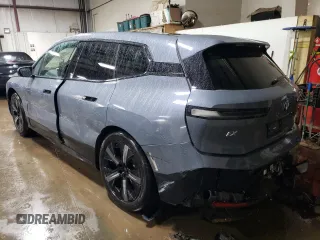 2023 BMW iX xDrive50 z VIN WB523CF00PCM96494, wystawiony jako Copart lot #48879714 z przebiegiem 6362 mil mil oraz . Historia ofert i sprzedaży dostępna na DreamBid. Obrazek 2.