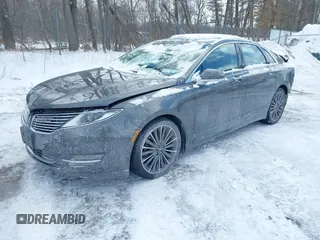 2015 Lincoln MKZ z VIN 3LN6L2J99FR606377, wystawiony jako IAAI lot #41597537 z przebiegiem 110 746 mil mil oraz . Historia ofert i sprzedaży dostępna na DreamBid. Obrazek 2.