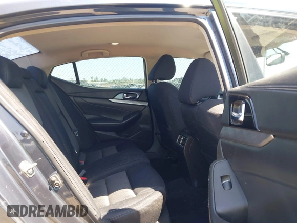 2017 Nissan Maxima SR with VIN 1N4AA6AP1HC370907, listed as a IAAI auction lot 42000689 with 160,367 mi miles and . Bid and sale history available at DreamBid. Image 8.