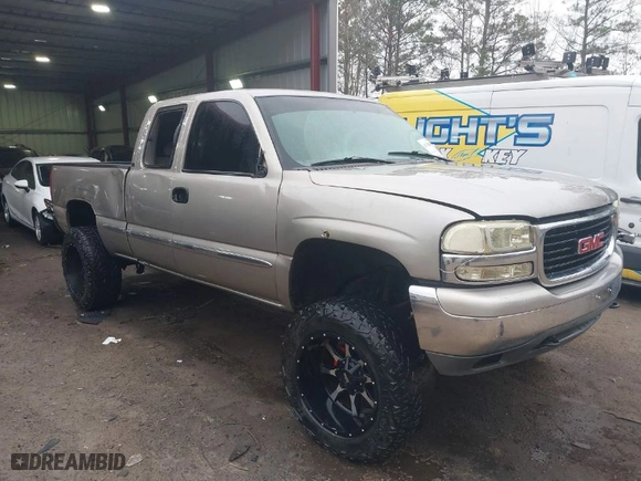 2000 GMC New Sierra 1500 SLE with VIN 1GTEK19T8YE168647, listed as a IAAI auction lot 41785841 with 260,873 mi miles. Bid and sale history available at carsss.com. Image 1.
